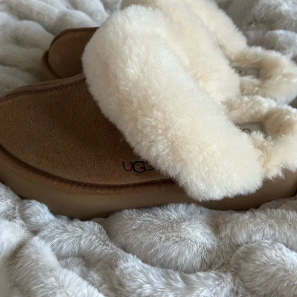 UGG platform Tan Slippers with Cream Fur - Picture 5 of 6